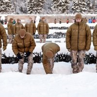 Foto: Rīgas Brāļu kapos godina Ziemassvētku kaujās kritušos