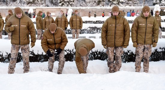 Foto: Rīgas Brāļu kapos godina Ziemassvētku kaujās kritušos