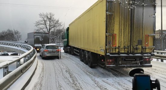 Foto: Sniegs un apledojums sarežģī braukšanu pa Dienvidu tilta estakādi