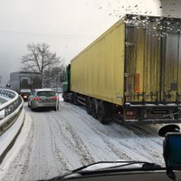 Foto: Sniegs un apledojums sarežģī braukšanu pa Dienvidu tilta estakādi