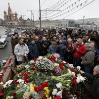 Maskavā gulst ziedi Ņemcova piemiņai; Rietumvalstis pieprasa rūpīgu izmeklēšanu