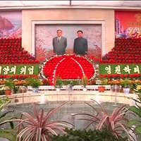 Ziemeļkorejā uzzied krāšņas puķes kimčenirijas