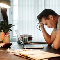 'Zoom' nogurums un tiešsaistes izdegšana: kā pārdzīvot attālinātā darba izaicinājumus
