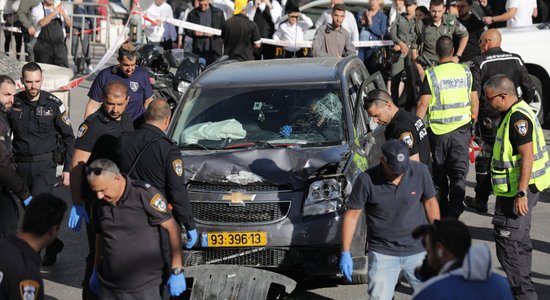 Jeruzalemē auto ietriecoties gājējos, ievainoti astoņi cilvēki