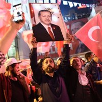 Ar minimālu pārsvaru turki atbalsta prezidenta Erdogana pilnvaru palielināšanu