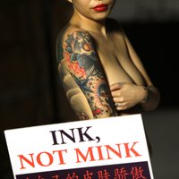 Foto: Kaila māksliniece aicina tetovēties un saudzēt kažokzvērus