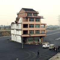 Fotoreportāža: Ķīnā stūrgalvīga saimnieka māju iebūvē šosejā
