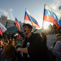 Foto: Navaļnija atbalstītāji Putina dzimšanas dienā rīko plašus protestus