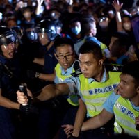 Pēc nopietnām sadursmēm Honkongas vadība 'gatava sarunām' ar demonstrantiem