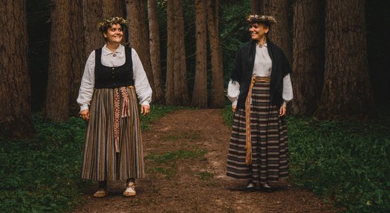 Noklausies! Māsas Dimantas izdod albumu 'Celies, Jāņa diena!'