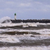 Синоптики: в четверг на всей территории Латвии будет ветрено и дождливо