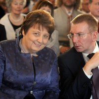 Merkelei amatpersonas lūgs atbalstu NATO ilgākai klātbūtnei Latvijā