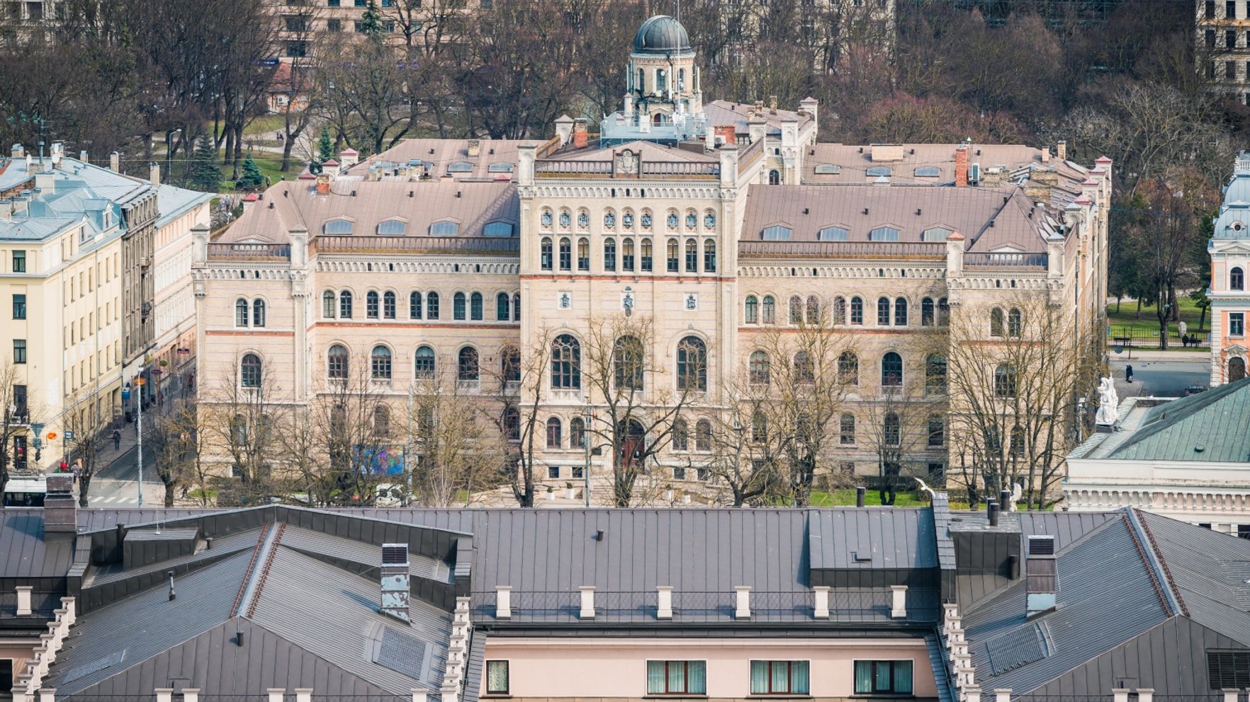 Sāk atjaunot LU galveno ēku Raiņa bulvārī