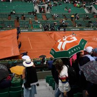 Lietus pārtrauc 'French Open' intriģējošus ceturtdaļfināla mačus vīriešu vienspēlē