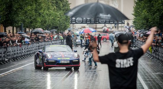 Foto: Arī Viļņu priecē dzīvesstila rallija 'Gumball' dalībnieki