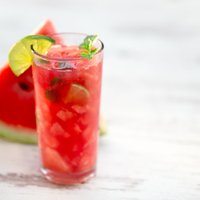 Spirdzinošā zemeņu, arbūza un citrusu sangrija