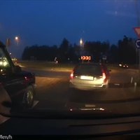 Video: Apvidus auto Rīgā terorizē autovadītāju