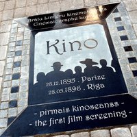 Foto: Atklāj piemiņas zīmi pirmajam kinoseansam Rīgā