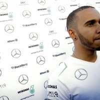 Hamiltonu izdzen no 'McLaren' boksiem