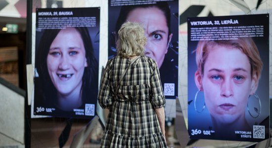 Foto: Šova "Caur ērkšķiem uz..." jauno sezonu atklāj stacijas tunelī