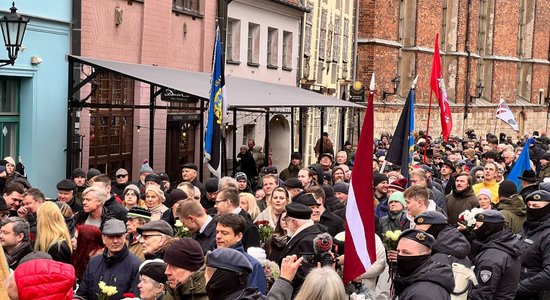 Reportāža: Leģionāru piemiņas gājiens Rīgā noritējis bez incidentiem
