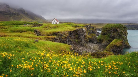 Islande ēka kalni pļavas