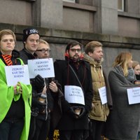 Foto: Studenti pie valdības ēkas pieprasa neatņemt budžeta vietas