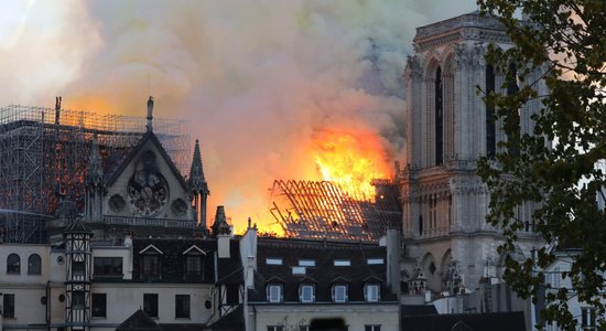 Miljardieri Parīzes Dievmātes katedrāles rekonstrukcijas darbiem sola novirzīt simtiem miljonu eiro