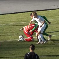 Video: Lēni lēkājoša bumba izsprūk starp vārtsarga kājām un izšķir mača uzvarētāju