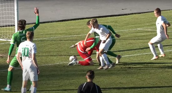 Video: Lēni lēkājoša bumba izsprūk starp vārtsarga kājām un izšķir mača uzvarētāju