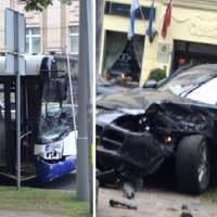 ФОТО: Авария в центре Риги - водитель Porsche на высокой скорости врезался в автобус