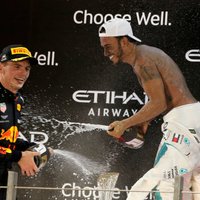 Pasaules čempions Hamiltons uzvarējis arī sezonas noslēdzošajā F-1 posmā
