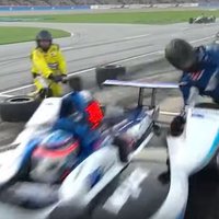 Video: 'Indycar' sacensībās pilots boksos notriec mehāniķi