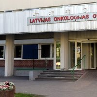 Латвийские онкологи удалили женщине 15-килограммовую опухоль