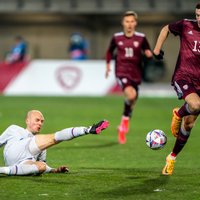 Latvijas futbolisti Baltijas kausa finālā 'pendelēs' dramatiski piekāpjas Islandei