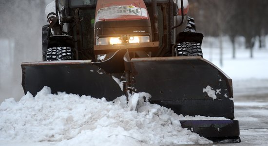 Vidzemē šorīt braukšanas apstākļi īpaši apgrūtināti, Rēzeknes apkārtnē situācija uzlabojusies