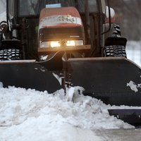 Из-за сильного снегопада в Риге работает вся снегоуборочная техника
