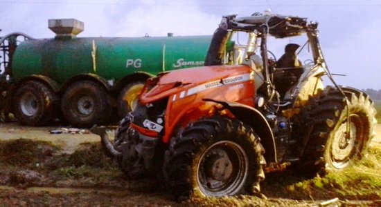 В Аугшдаугавском крае погиб водитель трактора, съехавшего в пруд
