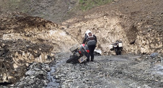 Latviešu motobraucēji iepazīst skarbos Gruzijas kalnus - dubļi, govis, vīns un bēgļu ieleja (6.daļa)