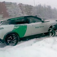 Rīgā "Bolt Drive" koplietošanas auto ietriecies metāla barjerā