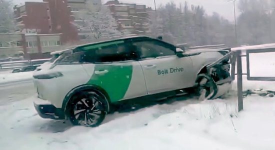 Rīgā "Bolt Drive" koplietošanas auto ietriecies metāla barjerā