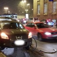 Foto: Smagais auto, veicot apdzīšanu Rīgas centrā, ietriecas 'Nissan'