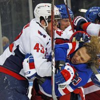 ВИДЕО. "Полное неуважение к хоккею": канадец таскал Панарина за волосы и ударил головой об лед