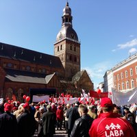 Uz arodbiedrību rīkoto tautas sapulci sanāk aptuveni 3000 cilvēku