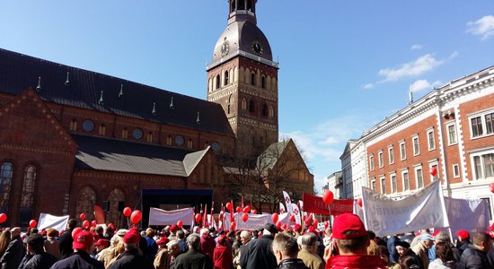 Uz arodbiedrību rīkoto tautas sapulci sanāk aptuveni 3000 cilvēku