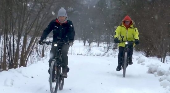 Video: Timrots un Olte sniegā driftē ar elektroriteņiem