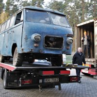 Foto: Rīgas Motormuzejs no Čīles izglābis pasaulē vecāko RAF mikroautobusu