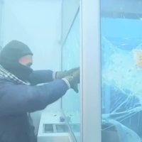 Video: Kijevā agresīvi protestētāji izdemolē banku un skaistumkopšanas salonu