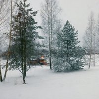 Foto: Ļaudis Latvijā pārsteidz pavasara sniegs