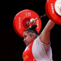 Ķīnas sportistes triumfē lielākajās svara kategorijās svarcelšanā
